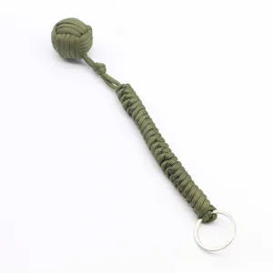 Vue detaillee du porte-cles poing de singe en paracorde vert armee, laniere de survie.