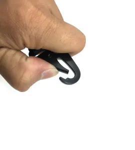 Primer plano del gancho metálico negro para mostrar claramente el mecanismo de apertura y cierre.