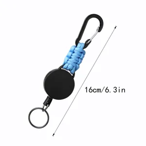 Vista dettagliata di un porta badge retrattile con paracord blu, lunghezza 16 cm.