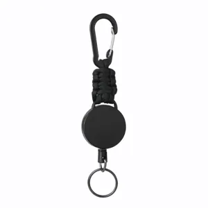 Vista ravvicinata dettagliata del portabadge retrattile nero con paracord e moschettone.