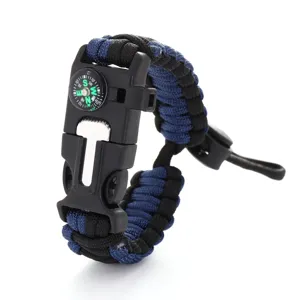 Vue détaillée du bracelet de survie en paracorde avec boussole intégrée et boucle noire.