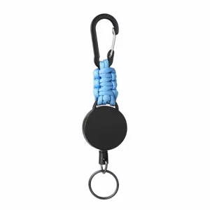 Vista dettagliata del moschettone in paracord retrattile da esterno, anello portachiavi resistente.