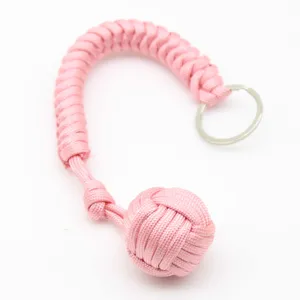 Porte-clés poing de singe en paracorde rose, lanière de survie durable avec anneau.