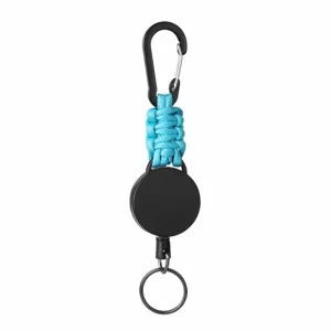 Primo piano del moschettone in paracord tattico con porta badge retrattile in filo d'acciaio.