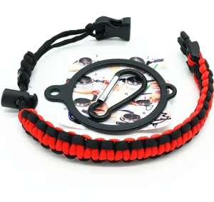 Manico in paracord per borraccia sportiva da esterno con anello in silicone e moschettone.