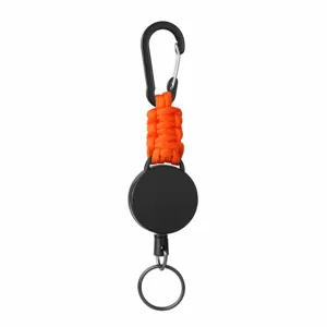 Dettaglio del portachiavi retrattile in paracord resistente con moschettone in acciaio.