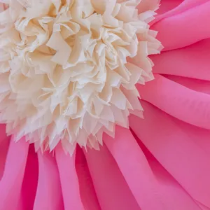Primer plano detalle de la funda de cojín flor de loto 3D con pétalos rosas y blancos.