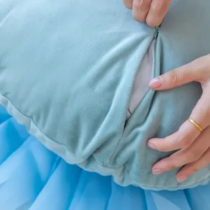 Primer plano de la cremallera de la funda de cojín de terciopelo, elegante estilo princesa.