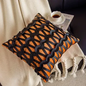 Funda de cojin cuadrada de terciopelo naranja y correa de cuero negro detalle escena