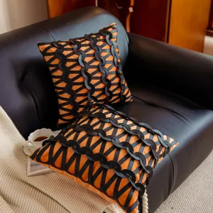 Funda de cojin decorativa negro y naranja moderna, elegante para sofa y decoracion del hogar.