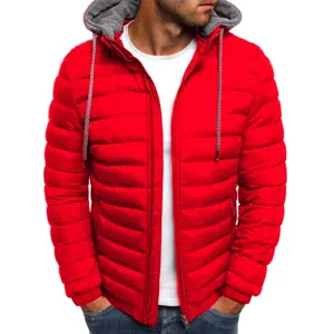 Uomo rosso con cappuccio piumino inverno caldo imbottito giacca zip vista principale