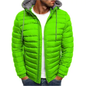 Primo piano del piumino verde brillante con comodo cappuccio grigio e robusta zip anteriore.