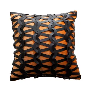 Cojín de terciopelo naranja con rejilla de cuero negro para decoración de sofá moderno.