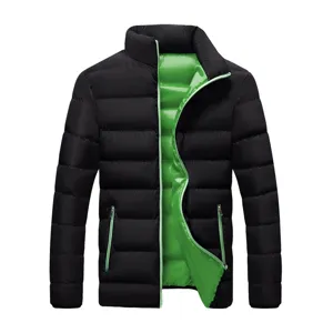 Giacca imbottita invernale da uomo con colletto alto e fodera verde a contrasto spessa.