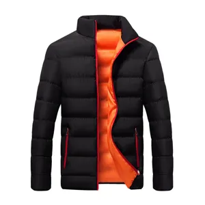 Giacca invernale imbottita da uomo con collo alto e comoda fodera arancione a contrasto.