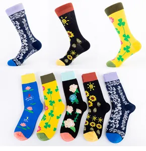 Detalle de calcetines largos coloridos para hombre, con vibrantes patrones florales, algodón cómodo.
