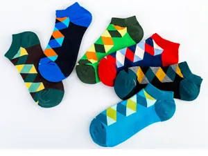 Vue détaillée de paires de chaussettes courtes pour hommes aux motifs losanges colorés.