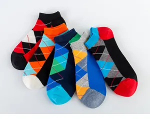 Vue détaillée de chaussettes basses colorées pour hommes avec motif argyle élégant.