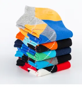 Gros plan de chaussettes courtes à motif argyle coloré pour hommes, détail tricot coton.
