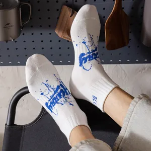 Men's trendy short white socks with blue graffiti print, stylish cotton athletic boat socks.