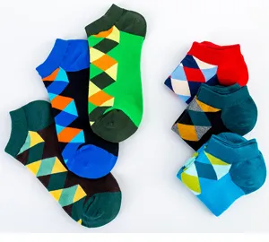 Chaussettes basses homme motif argyle coloré, chaussettes cheville en coton respirant détail.