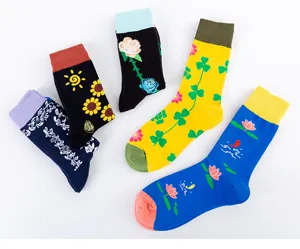 Conjunto de calcetines largos y coloridos para hombre con diseños de flores, sol y trébol para uso diario.