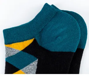 Gros plan détail de chaussettes bateau courtes pour hommes à motif losanges artistique.