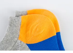 Gros plan détaillé de chaussettes basses de sport pour hommes avec un design color block.