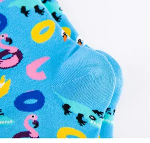 Gedetailleerd overzicht van blauwe katoenen herensokken met zomerse flamingo- en zwemringprint.