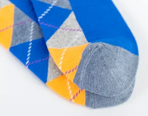 Gros plan sur la texture détaillée des chaussettes pour hommes au motif losange élégant.