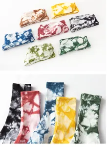 Set di calzini in cotone tie-dye con vivaci motivi ad acquerello e comoda altezza media.