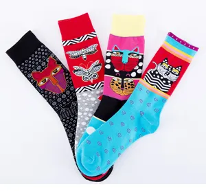 Heren grote maat katoenen sokken met abstract kat en vlinder patroon gedetailleerd weergave.