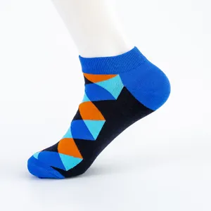 Chaussettes basses homme grande taille motif losange respirantes en coton sur pied de mannequin.