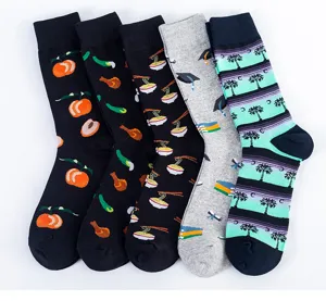 Calze lunghe da uomo in cotone con divertenti motivi originali di frutta e piatti per tutti i giorni.