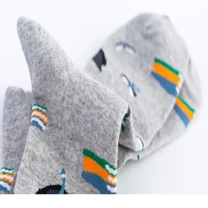 Uomini calze lunghe in cotone grigio con motivo tema laurea comodo abbigliamento