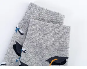Vista dettagliata di calze grigio da uomo con motivi a cappello di laurea lavorati.