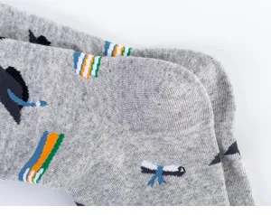Primo piano dettagliato delle calze lunghe grigie da uomo con motivo a cappello e libri.