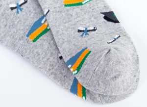 Dettaglio calzini eleganti in cotone grigio uomo, design con motivo cappello di laurea