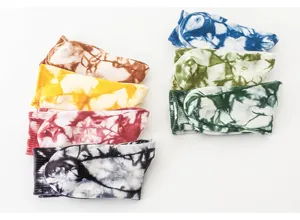 Dettaglio ravvicinato di calze in cotone tie-dye alla moda con stile streetwear.