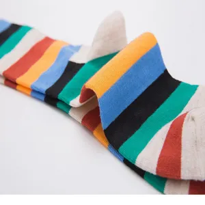 Primer plano detallado de calcetines de algodón a rayas coloridas con textura suave.