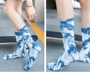 Calze a metà gamba in cotone tinto a tie-dye blu, perfette per lo streetwear quotidiano.