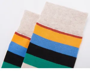 Calcetines de algodón a rayas para hombre detalle, diseño casual de rayas multicolor.
