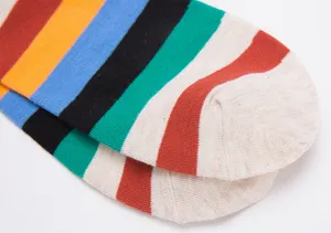 Primer plano detallado de calcetines de algodón para hombre con diseño de rayas multicolor.