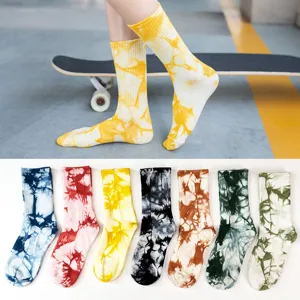 Calzini al polpaccio in cotone tie-dye stile streetwear hip-hop, colorati e alla moda casual.