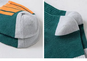 Gedetailleerde close-up van sportsokken met gebreide textuur en versterkte hiel en teen.
