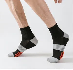 Detailopname van ademende sportsokken met kleurovergang voor training en fitness.