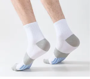 Ademende sportkousen detail met grijze hiel en blauwe antislip zoolstrepen voor training.