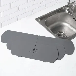 Silikon Wasserhahn Abtropfmatte für Küchenspüle, grau rechteckiger Spritzschutz.