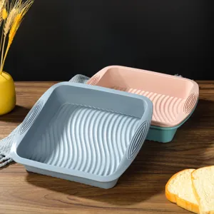 Vista di dettaglio della teglia in silicone con texture ondulata e superficie antiaderente.