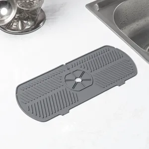 Nahaufnahme der grauen Silikon-Wasserhahn-Abtropfmatte mit Ablaufschlitzen für die Küche.